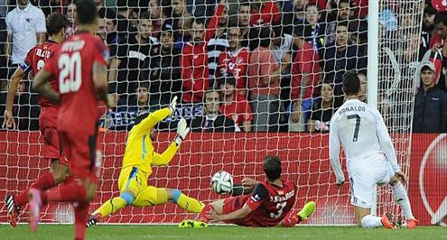 صيد أوروبا.. حارس اشبيلية يبدع أمام رونالدو 